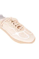 Championes de cuero color beige con detalles en blanco y suela de goma.