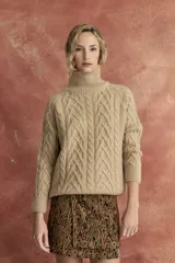 Sweater color tostado de tejido de punto trenzado con cuello alto.