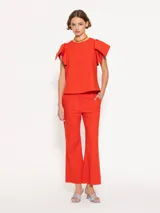 Pantalón negro de corte cropped y acampanado, confeccionado en tejido 4way.