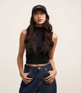 Blusa sin mangas color bordó, confeccionada en tejido rib con cuello alto.
