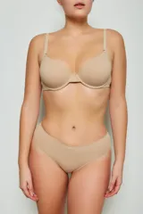 Conjunto de ropa interior color beige, compuesto por un corpiño con aro y breteles regulables, y una bombacha clásica.