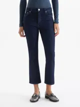 Jeans de mezclilla azul oscuro, tiro medio, con corte cropped y levemente acampanado en la botamanga.
