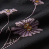 Camisa negra de manga corta con estampado de flores y corte clásico.