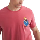 Remera de hombre color rojo con cuello redondo y estampado en el pecho de un planeta con una flor y texto.