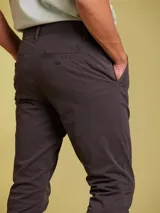 Pantalón chino color beige, de corte recto, con bolsillos laterales y traseros.