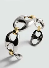 Pulsera rígida plateada con eslabones grandes y detalles dorados.
