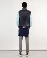 Chaleco acolchado de nylon reciclado, repelente al agua, con patrón Slim Fit y bolsillos con cremallera.