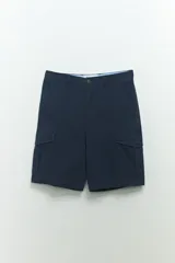 Bermuda cargo azul marino de corte recto, con bolsillos laterales tipo cargo con solapa y bolsillos delanteros y traseros.