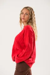 Buzo oversize rojo de tejido sintético con cuello redondo y manga larga.