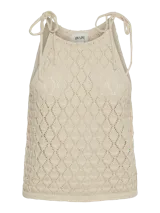 Top de punto color crema, con cuello halter y tiras finas para atar en el cuello.