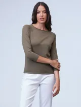 Buzo de tejido fino, color beige, con mangas tres cuartos estilo raglán.