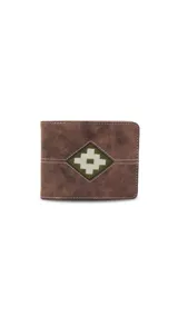 Billetera de símil cuero color azul marino con bordado blanco en forma de rombo al frente. Interior con visor, doble repartición para billetes, tarjeteros y bolsillo.