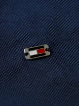 Vestido corto camisero azul marino de Tommy Hilfiger, con cuello italiano, mangas largas con puños abotonados, cinturón anudable en la cintura y logo metálico en el bajo.