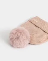 Gorro de lana tejido color rosa viejo, con pompón de piel sintética en la parte superior y etiqueta de goma con la inscripción "Joyful Spirit" en el borde.
