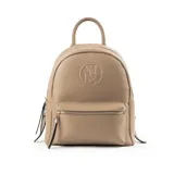 Mochila color taupe de cuero sintético con logo grabado. Tiene un compartimento principal con cierre, un bolsillo frontal con cierre, un bolsillo interno con cierre y dos bolsillos internos abiertos. Cuenta con correa regulable y herrajes plateados.