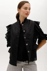 Chaleco celeste de lino con cuello mao, cierre frontal con botones y volados en hombros y bolsillos.