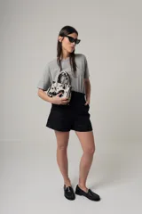 Short negro de tiro alto con pliegues y textura, de corte holgado.