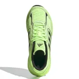 Championes Adidas Galaxy Star color verde lima con detalles en negro y suela color marrón.