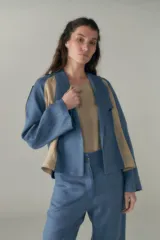 Chaqueta corta roja con mangas ranglán y cuello smoking.