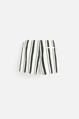 Short de baño blanco con rayas verticales negras y celestes, cintura elástica con cordón ajustable, bolsillos laterales y trasero.