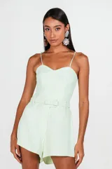 Short de crepé de acetato, con diseño de cintura alta y bolsillos frontales, ideal para días calurosos.