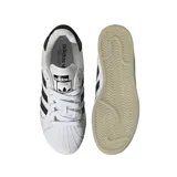Zapatillas Adidas Superstar XLG blancas con las tres tiras laterales negras y contrafuerte trasero negro.