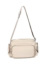 Bandolera color crudo con correa ajustable, bolsillo frontal con cierre y bolsillos laterales con cierre.