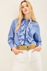 Camisa celeste de manga larga con volados en el frente y cuello clásico.