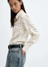 Camisa de manga larga con cuello camisero y cierre de botones frontal. Estampado geométrico en tonos terracota y blanco.