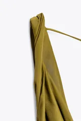 Vestido largo color verde oliva de satén, con escote drapeado y tirantes finos que se atan en la espalda.