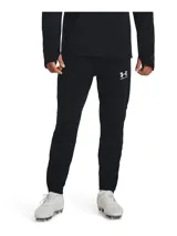 Pantalón deportivo negro Under Armour Challenger para hombre, con logo blanco en la pierna izquierda.