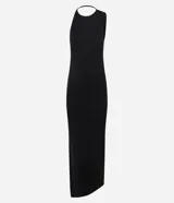 Vestido largo negro de microfibra, corte ajustado al cuerpo, con cuello redondo y escote tipo nadador en la espalda. Presenta una abertura lateral alta en la falda.