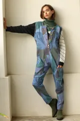 Enterito de jean estampado con diseño de hojas en tonos azules y verdes, con botones delanteros y corte vintage.