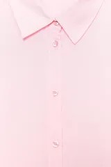 Camisa blanca de lyocell con cuello solapa, manga larga y bajo asimétrico. Cierre frontal con botones.