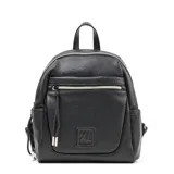 Mochila negra de cuero sintético con múltiples compartimentos: dos bolsillos externos con cierre, un bolsillo con broche imantado y dos compartimentos laterales sin cierre.
