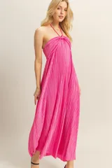 Vestido midi negro con textura plisada, escote halter y corte holgado.