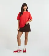 Remera gris de corte cuadrado, cuello redondo y mangas cortas.