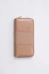 Billetera rectangular color beige con cierre de cremallera. Diseño con paneles horizontales y herrajes dorados.