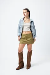Minifalda color ladrillo, estilo cargo, de tiro bajo y corte recto.