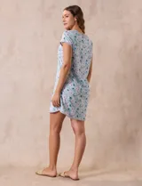 Camisón corto de tejido suave estampado con diseño animal print, marca René Rofé. Tiene escote redondo con aplique de moña y mangas cortas con ribete negro.