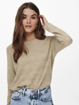 Sweater color beige de tejido acanalado, con cuello redondo y manga larga.