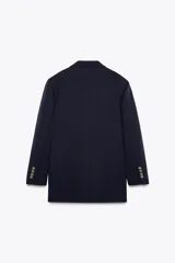Blazer azul marino de Zara Woman Collection, corte amplio, con cuello solapa de muescas, manga larga con hombreras, bolsillos con solapa en delantero y de vivo en pecho, forro interior combinado a tono y cierre frontal con botones metálicos labrados.