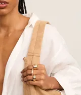 Set de tres anillos dorados de metal reciclado: dos anillos anchos y un anillo con forma de bambú.