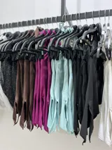 Top blanco con escote halter y abertura en el pecho.