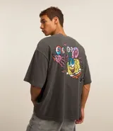 Remera gris de corte boxy con estampado de Bob Esponja y Gary en la espalda.