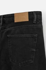 Pantalón de jean celeste de corte recto, con cinco bolsillos, efecto lavado y cierre frontal con botones.