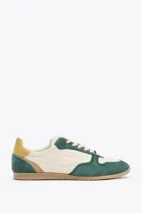 Championes deportivos de running con cuerpo en combinación de colores verde, beige y amarillo. Suela de goma color caramelo y cierre mediante cordones.