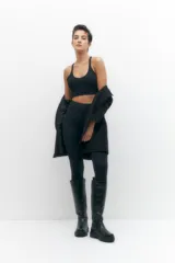 Top deportivo negro de corte ajustado, ideal para actividades físicas y con tirantes finos.