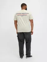 Remera color crema de manga corta con cuello redondo y calce holgado. Estampa en goma ubicada en la espalda con el texto "Atelier Originals Crafted Aesthetics".