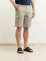 Bermuda de gabardina color marrón con bolsillos cargo laterales y bolsillos traseros con solapa.